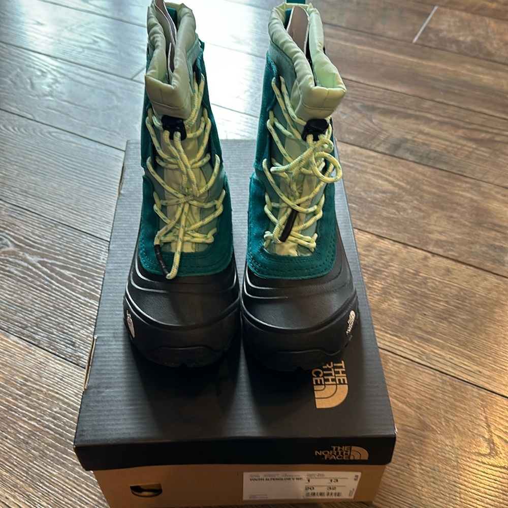 The North Face Snow Boots. Youth size 1. Excellent condition